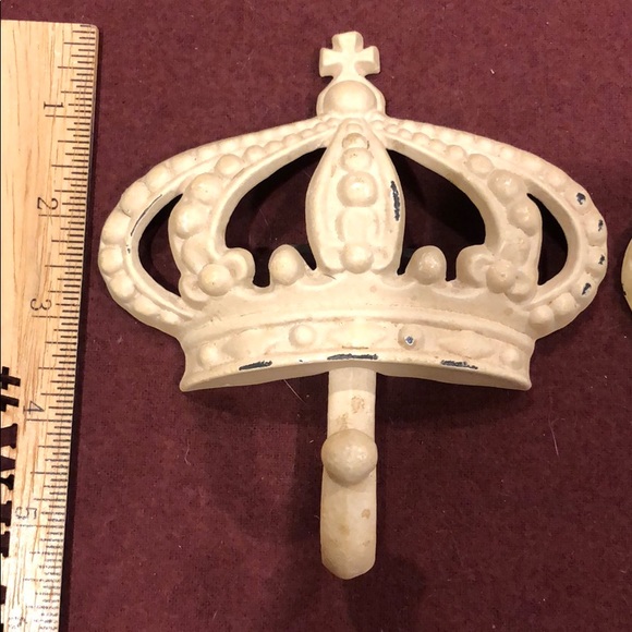 Adorable metal crown hooks - Picture 3 of 6